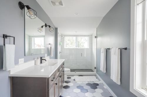 卡温顿Neat Suites, The Baldwin Flatts的白色的浴室设有水槽和淋浴。