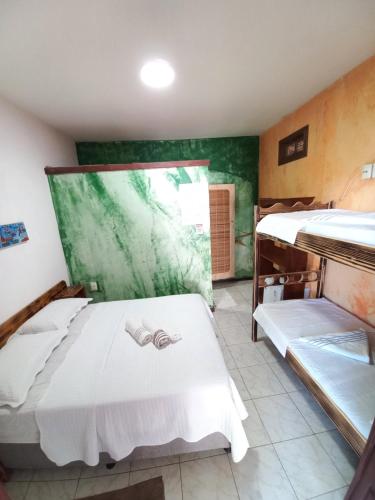 莫罗圣保罗Beleza Natural Pousada的一间卧室,配有两张床
