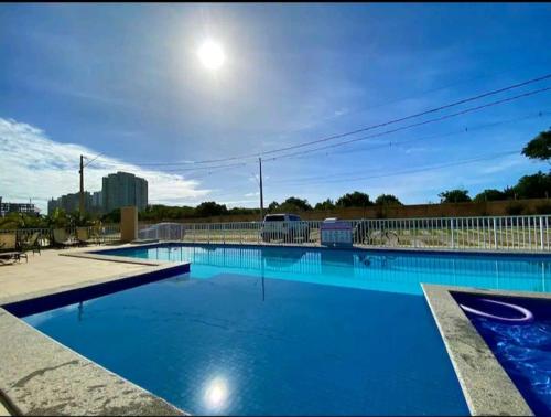 伊列乌斯Apartamento Praia dos Milionários 3 Quartos e Ar condicionado的一座大型蓝色游泳池,天空中有月亮