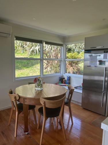 罗托鲁瓦Rotorua Lakes House的厨房配有桌子和冰箱