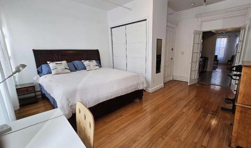 纽约Sylish 1 Bedroom Apartment in NYC!的一间卧室设有一张大床,铺有木地板