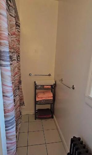 纽约Sylish 1 Bedroom Apartment in NYC!的客房内带毛巾架的浴室