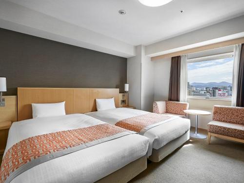 广岛广岛戴哇鲁内酒店的一间设有大床和窗户的酒店客房