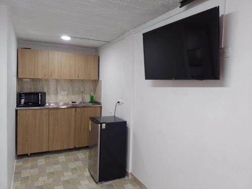 Hermoso apartamento en San Pablo Guayabal的厨房或小厨房