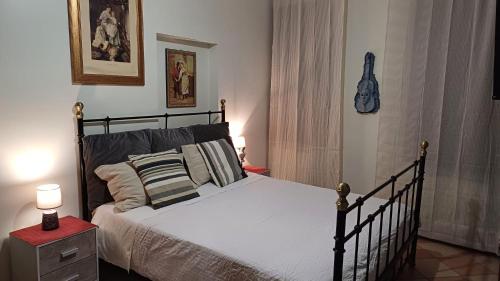 威尼斯La Dolce Venezia Guesthouse的一间卧室配有一张床和一张带灯的红色桌子