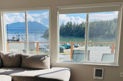 MendenhavenAuk Nu, Cove View Alaskan Home的带沙发和大窗户的客厅