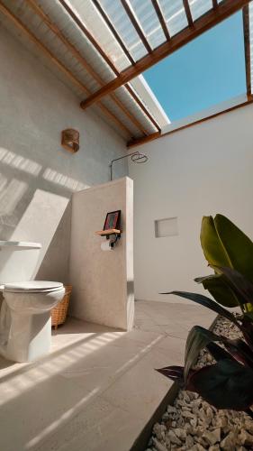 波波约Tukasa - Surfhouse Popoyo的带窗户的客房内设有带卫生间的浴室