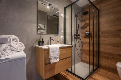 帕苏德尔托纳莱Diamante ampio monolocale stile chalet alpino的一间带水槽和淋浴的浴室