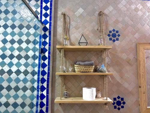 非斯Riad Noor Medina的一间带木制架子和淋浴的浴室
