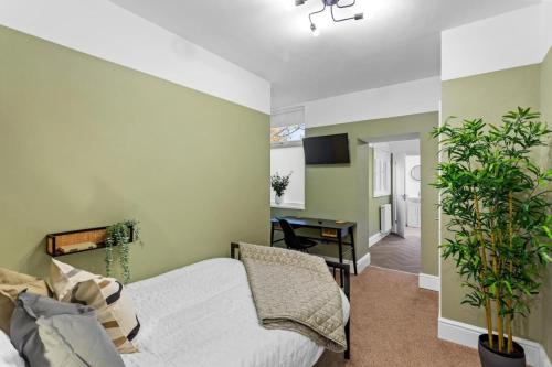 Rock FerryBirkenhead Aparthotel的一间卧室配有一张床和一张书桌