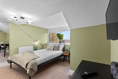 Rock FerryBirkenhead Aparthotel的一间卧室配有一张大床和一张桌子