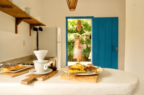 托兰克索Villa Joá - Casa的厨房配有带一盘食物的桌子