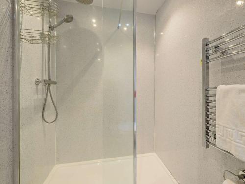 瓦斯代尔下城2 Bed in Wasdale SZ515的浴室里设有玻璃门淋浴
