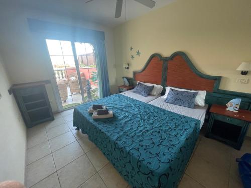 El GuinchoSunny apartament的一间卧室配有一张带蓝色棉被的大床