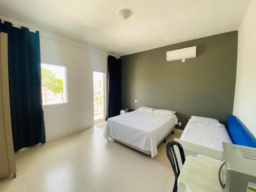 伯迪亚哥Suíte privativa próxima ao Sesc 1的一间卧室设有两张床和窗户。