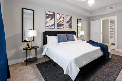亚特兰大Bliss Peaceful Space的卧室配有带蓝色枕头的大型白色床