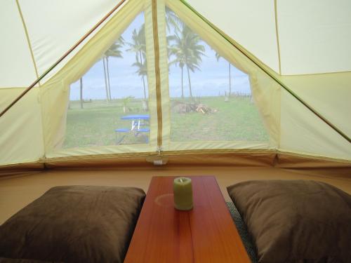 ZapotalGlamping La Isla Bonita (Isla Portete, Ecuador)的带桌子和窗户的帐篷客房