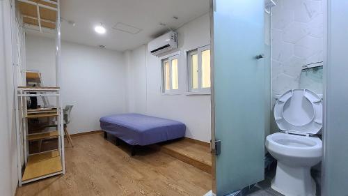 首尔Huesik Guesthouse的一间带卫生间的浴室和一张床