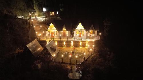 库夫里Snowind Cottages的灯火通明的房子的顶部景色