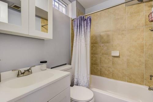 华盛顿Spacious Suite in Deanwood + Free Parking的浴室配有卫生间、盥洗盆和淋浴。