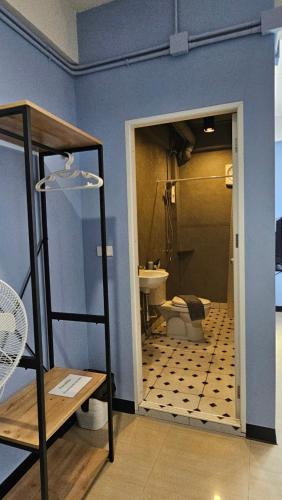 曼谷HOUSEMODE - BAANYAI @ Wongwian Yai的客房内的卫生间