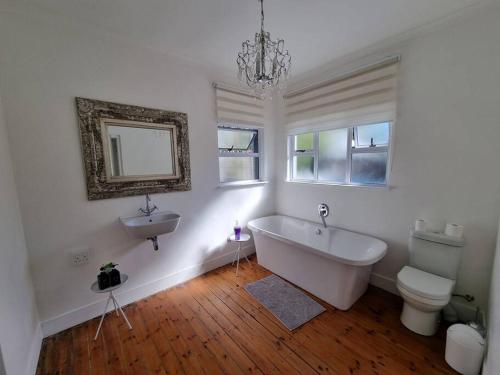 帕尔Cottage at 6 on Elba的白色的浴室设有浴缸和水槽。