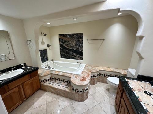 土桑One Bedroom Apartment at Rancho Rillito的带浴缸、盥洗盆和卫生间的浴室