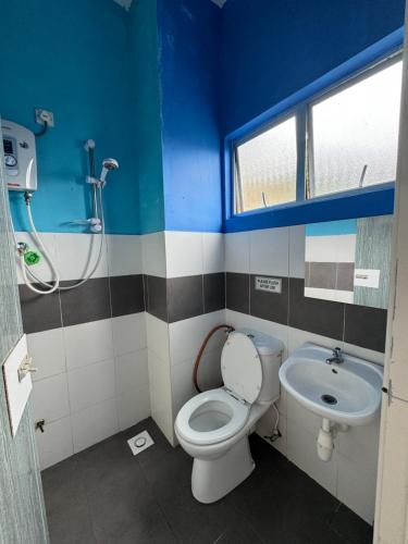 丹那拉打Nurul Aisyah Homestay的一间带卫生间和水槽的浴室