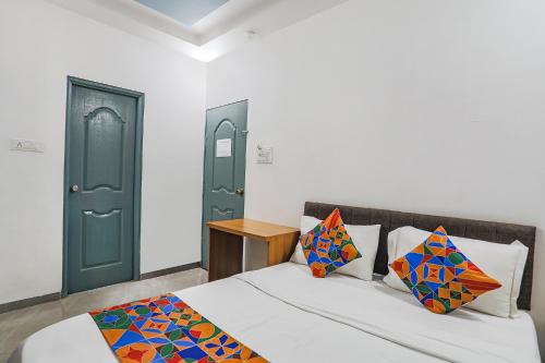 那格浦尔FabExpress Pramila Prakash的一间卧室设有一张床和一个绿门