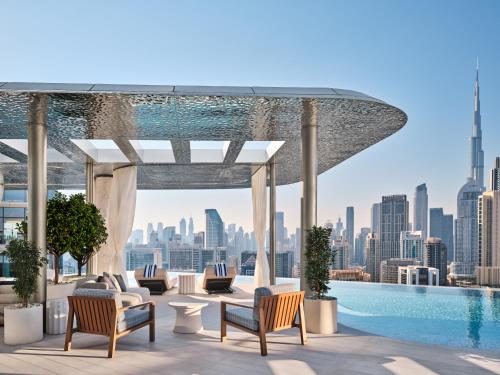 迪拜The Lana - Dorchester Collection的一座城市建筑屋顶上的游泳池