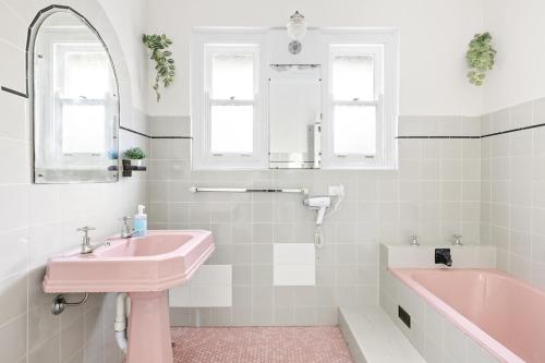 KillaraSerene Killara Guesthouse的浴室配有粉色水槽和浴缸。