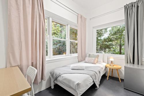 KillaraSerene Killara Guesthouse的一间卧室设有一张床和一个窗口