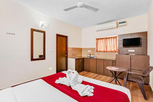 钦奈Season 4 Residences -Thiruvanmiyur Near Tidel park Apollo Proton cancer center and IIT Madras Research Park的酒店客房带一张床和一个厨房