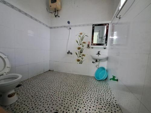 NHÀ NGHỈ THÀNH MINH的白色的浴室设有水槽和卫生间。