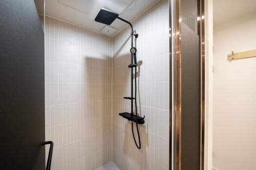 首尔Baron De Hotel的浴室内配有淋浴和头顶淋浴