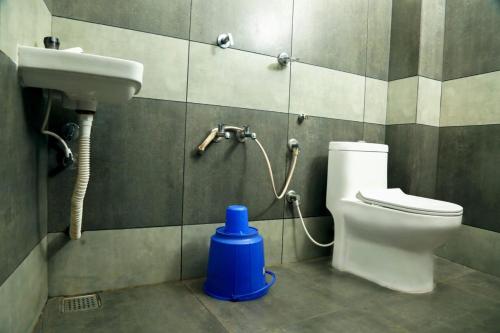 卡尔佩特塔KTM PRINCEINN的一间带卫生间和水槽的浴室