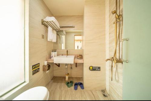 张家界Time Away Inn的一间带水槽和卫生间的小浴室