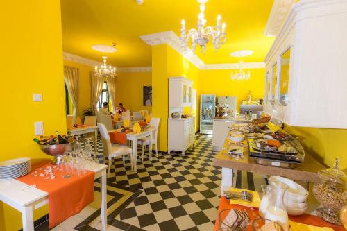 魏玛奥博格吉安卡洛大酒店的厨房设有黄色的墙壁和 ⁇ 格地板