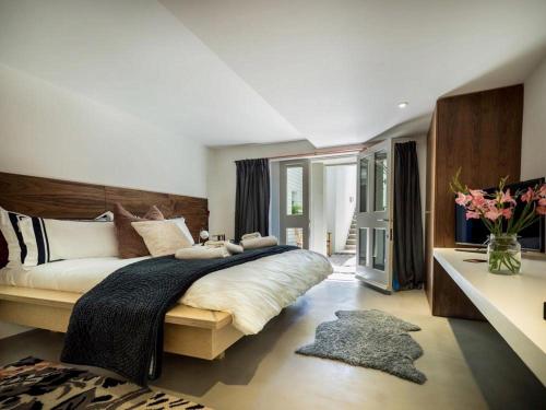 刘易斯Montys Accommodation的一间卧室设有一张大床和一个大窗户