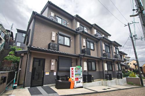 京都清水三年坂 Home in Kyoto的前面有苏打水机的建筑