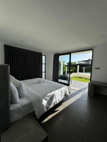乌干沙Villa Valeria的一间卧室设有一张大床和一个大窗户