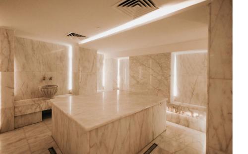开罗Baron Hotel Cairo的一间设有大理石墙壁和水槽的大浴室