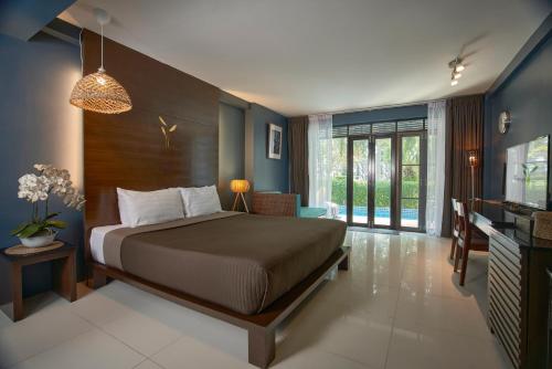 华欣华欣碧海旅馆的一间卧室配有一张床和一台电视