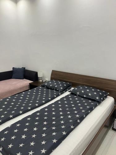 奥拉迪亚SMART GuestHouse的卧室内的两张床,配有美国国旗毯子