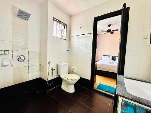 普特拉贾亚FamilyHaven at Presint 18 by Elitestay [5Rooms]的一间带卫生间、水槽和床的浴室