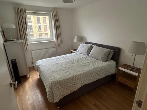 泰晤士河畔金斯顿Kingston Flat的一间卧室设有一张床和一个窗口
