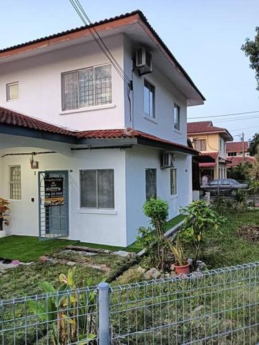 马六甲Homestay HNH Melaka (Corner Lot)的前面有栅栏的白色房子