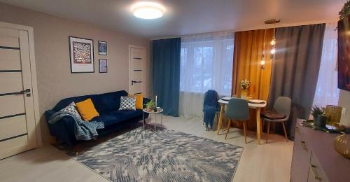 纳尔瓦The Best Choice Narva Center的客厅配有蓝色的沙发和桌子