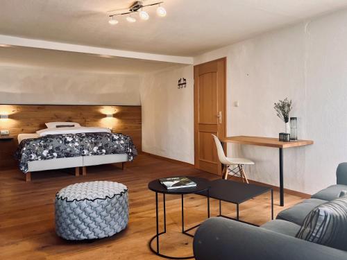 Wäschenbeuren加斯托夫瓦赛施罗斯酒店的一间卧室配有一张床、一张沙发和一张桌子