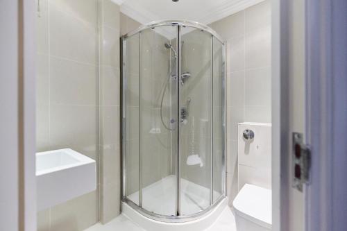 伦敦The London Cradle - Spacious 1BDR Flat的浴室里设有玻璃门淋浴